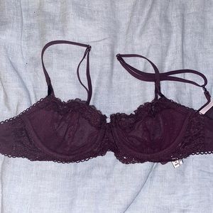 Maroon VS Demi bra